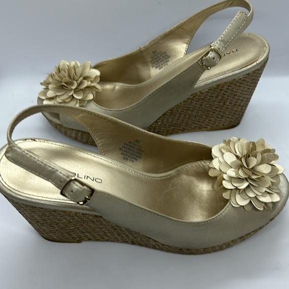 Bandolino Prewoned Champagne Floral Wedge Sandals - Picture 12 of 12